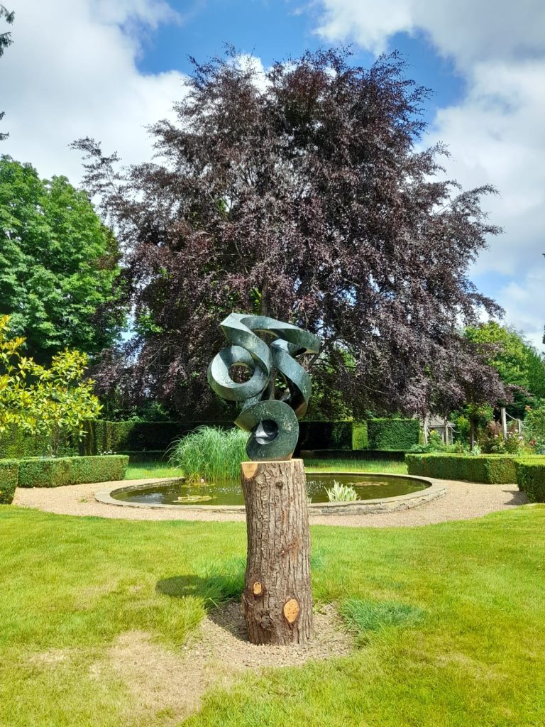 How to Choose the Perfect Sculpture For Your Garden