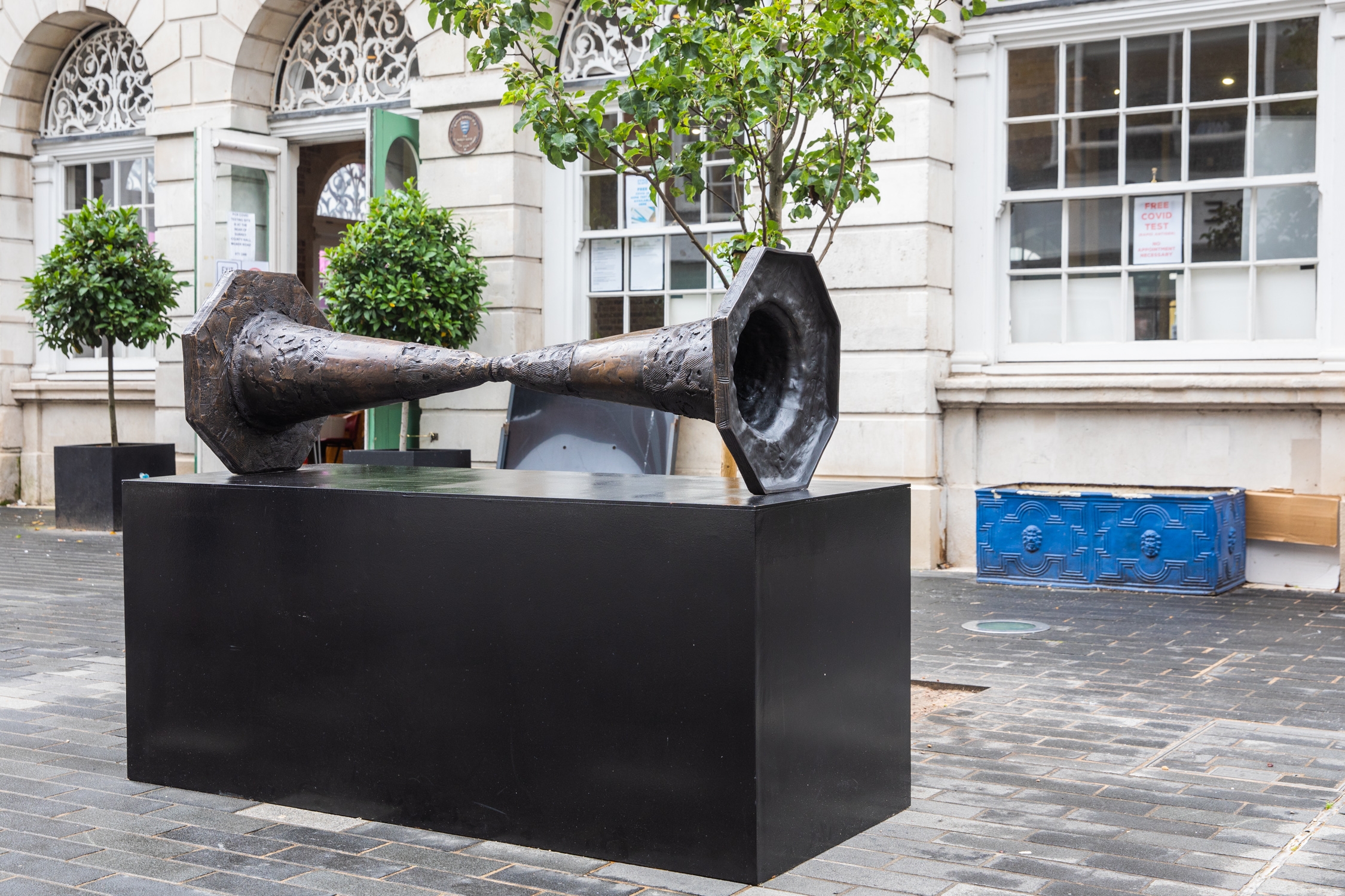 Lifesize Bronze Contemporary Sculpture - The Kiss by Alex Davies (Edition 1 of 9) - Image 3