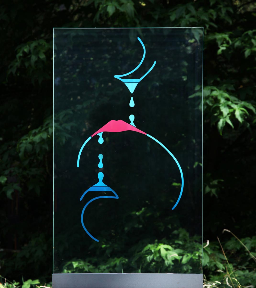 A pop art glass sculpture of a abstract depiction of the flow of time.