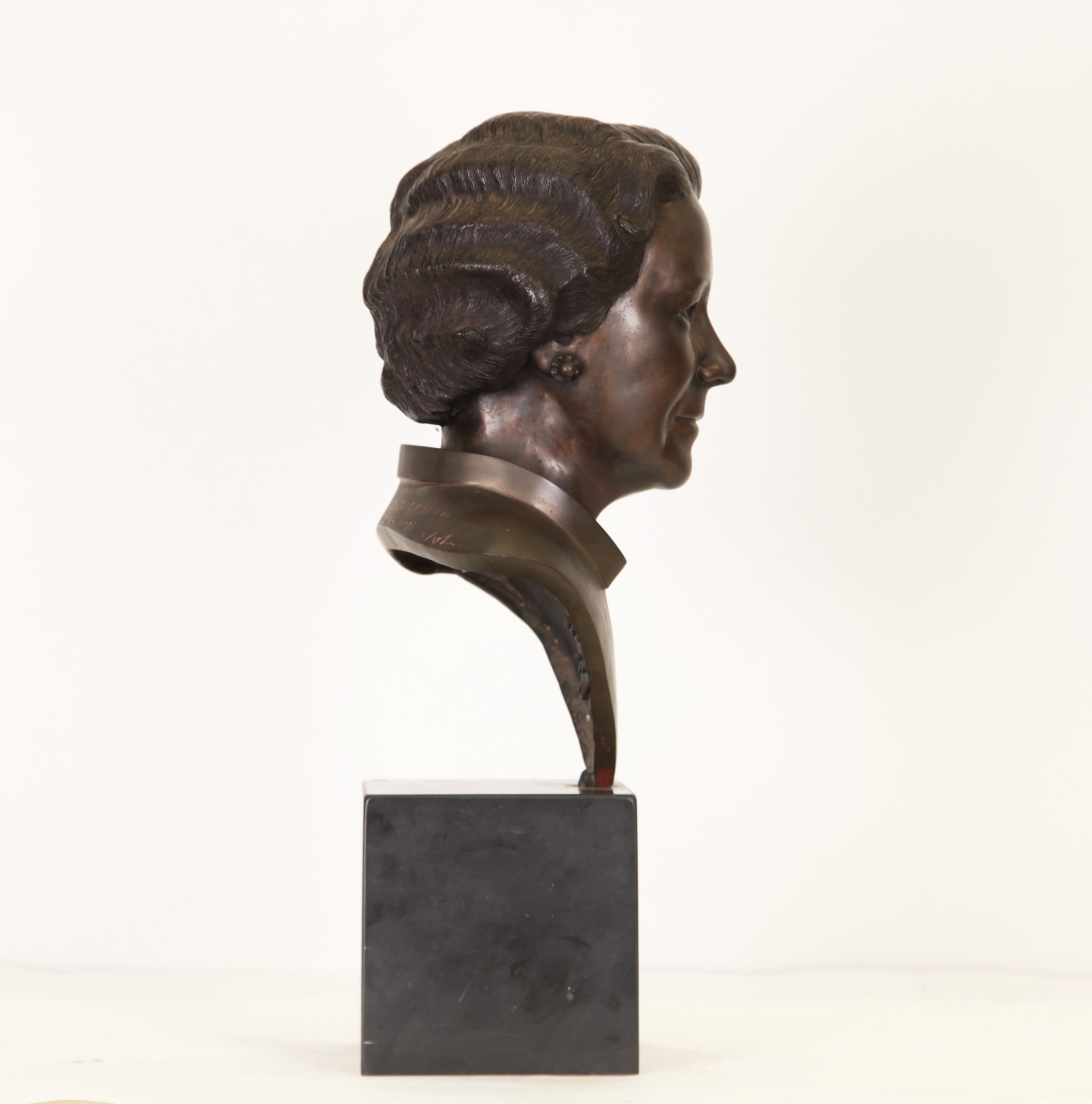Tabletop Figurative Bronze Sculpture - The Queen Mother 1981 by John Robinson - Image 4