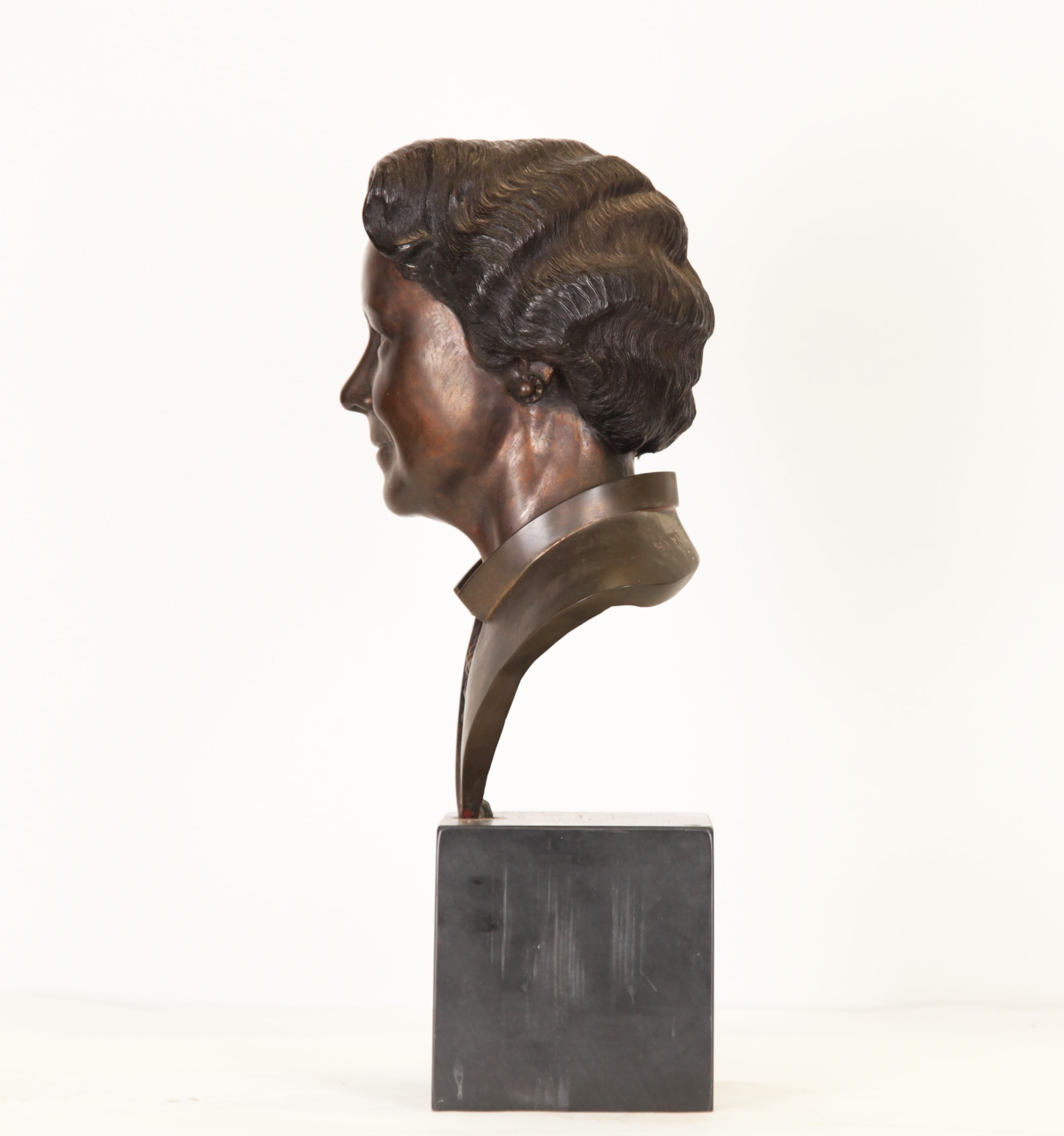 Tabletop Figurative Bronze Sculpture - The Queen Mother 1981 by John Robinson - Image 5