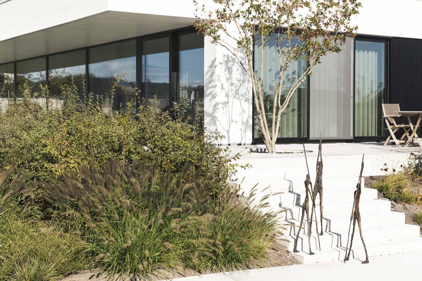 Large Bronze Abstract People Sculpture - Scan by Ann Vrielinck (Edition of 49) - Image 3