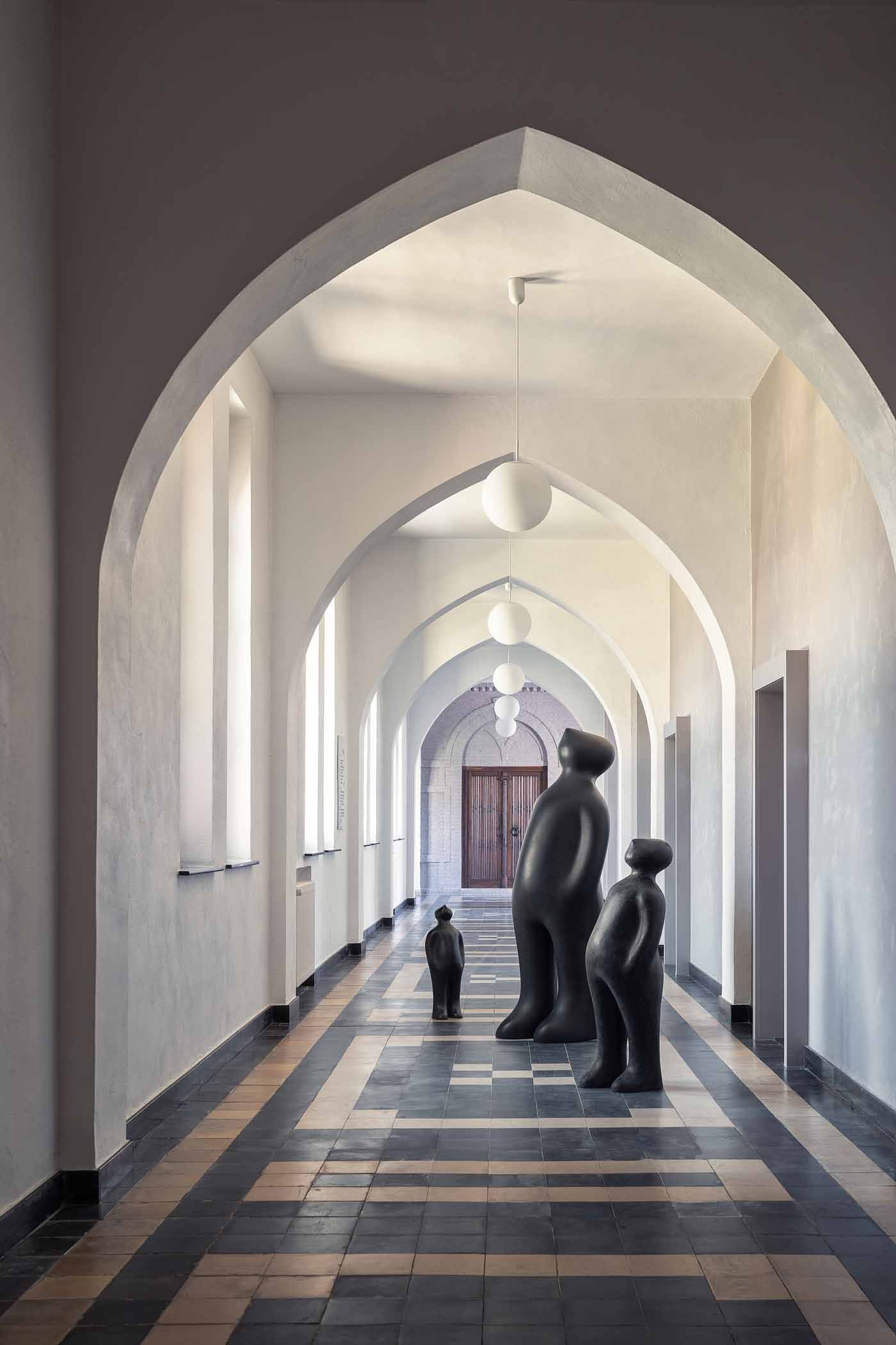 Large Bronze Figurative Sculpture - The Visitor (180cm) by Guido Deleu - Image 3