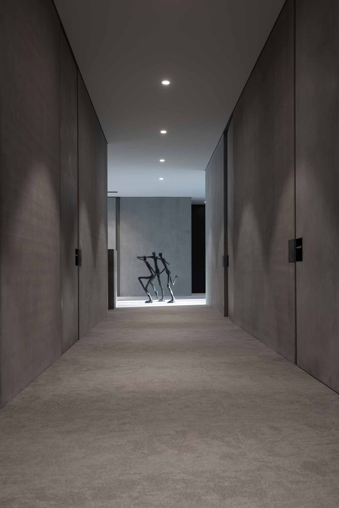 Large Bronze Figurative People Sculpture - To Enjoy by Ann Vrielinck (Edition of 49) - Image 6