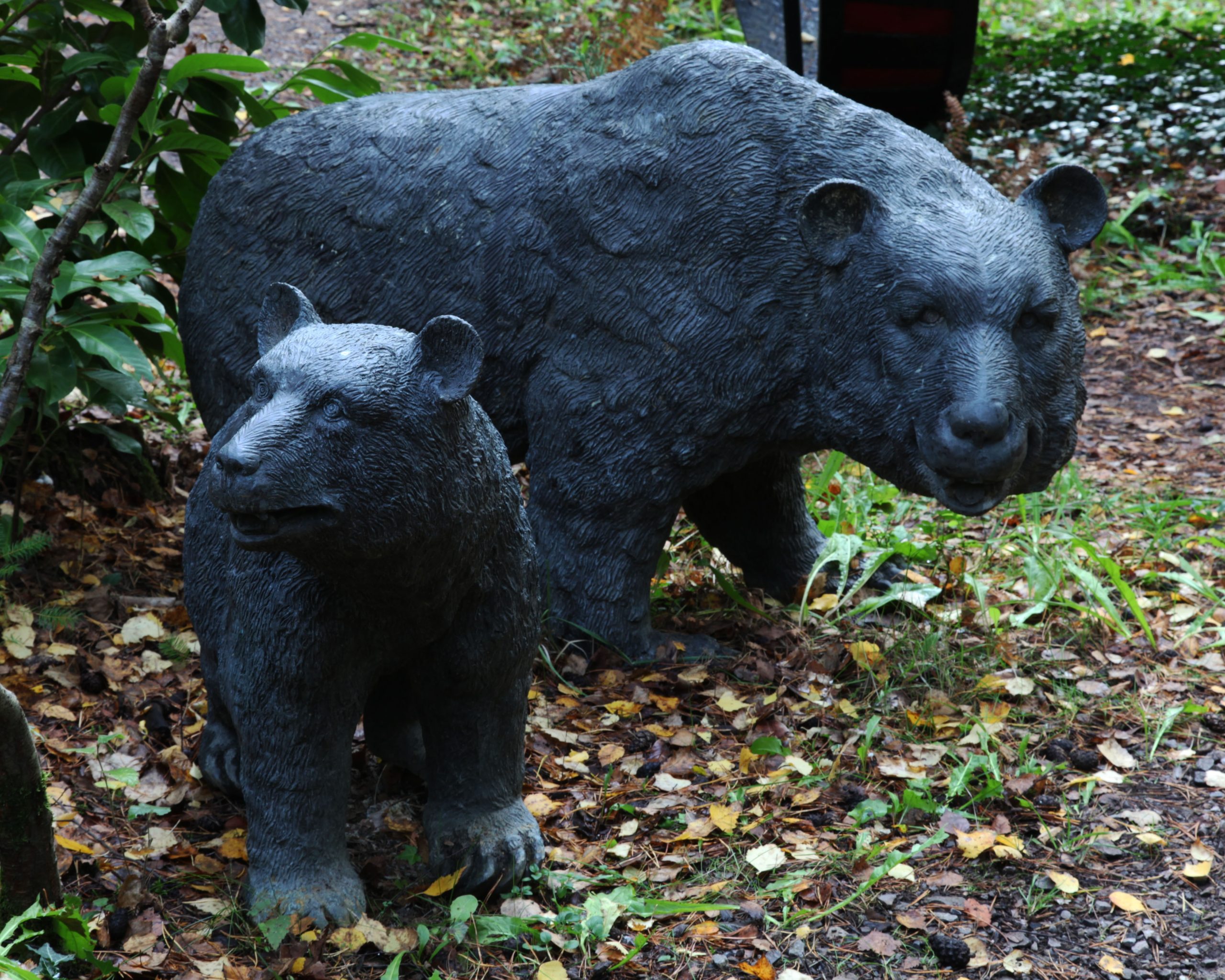 Lifesize Bronze Two Bears Sculpture (late 20th century) - Image 2